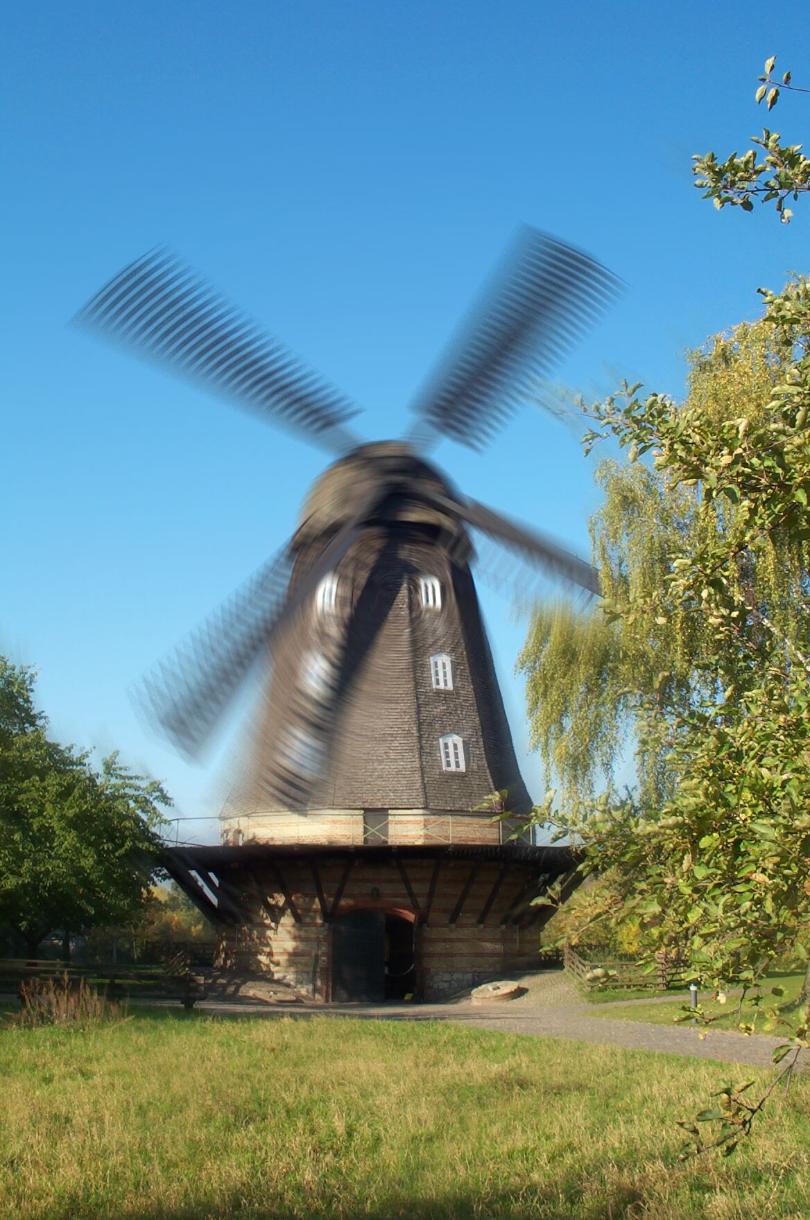 Holländermühle Berlin-Britz mit bewegten Flügeln